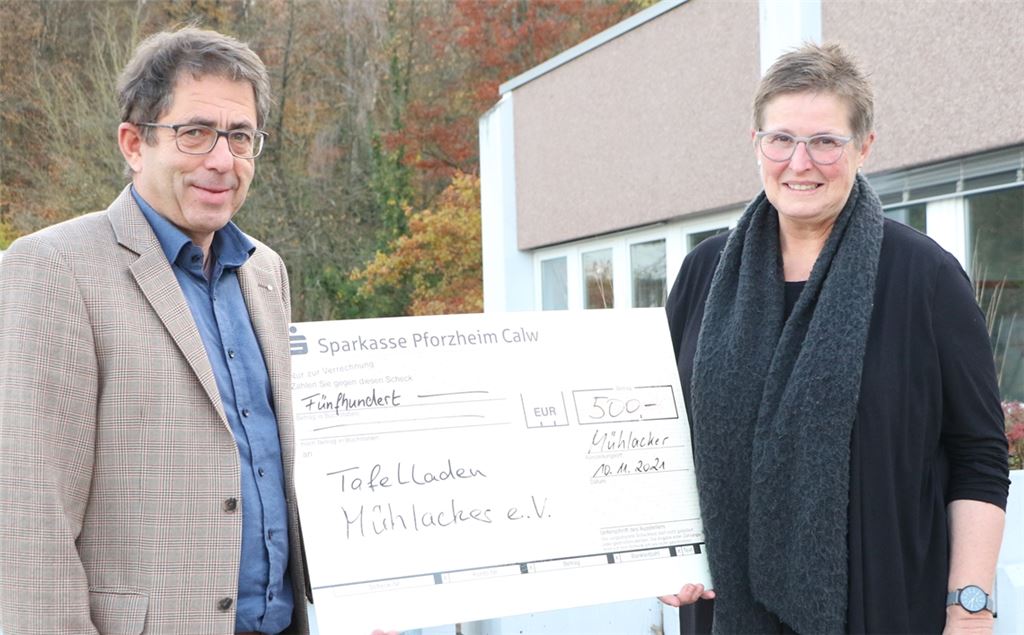 Bei der Spendenübergabe im Verlagshaus am Kißlingweg: Verleger Hans-Ulrich Wetzel und Irmgard Muthsam-Polimeni, Vorsitzende des Vereins Mühlacker Tafel.Foto: Deeg