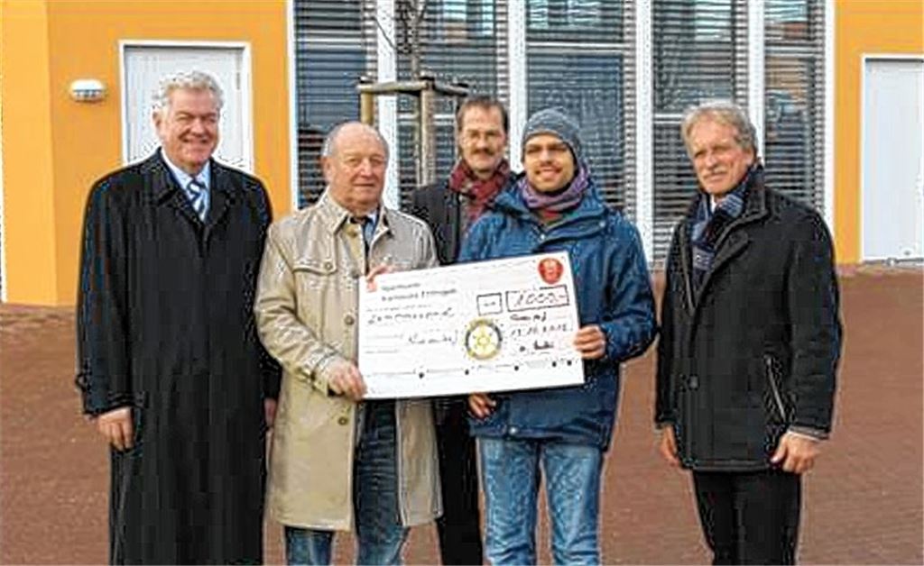 Bei der Spendenübergabe (v. li.): Rotarier Wolfgang Hofmann, Rotary-Präsident Dr. Dieter Weschler, Geschäftsführer und Heimleiter Stefan Finscher, Bewohner Mario Rogalia und Rotary-Schatzmeister Jürgen Meeh.