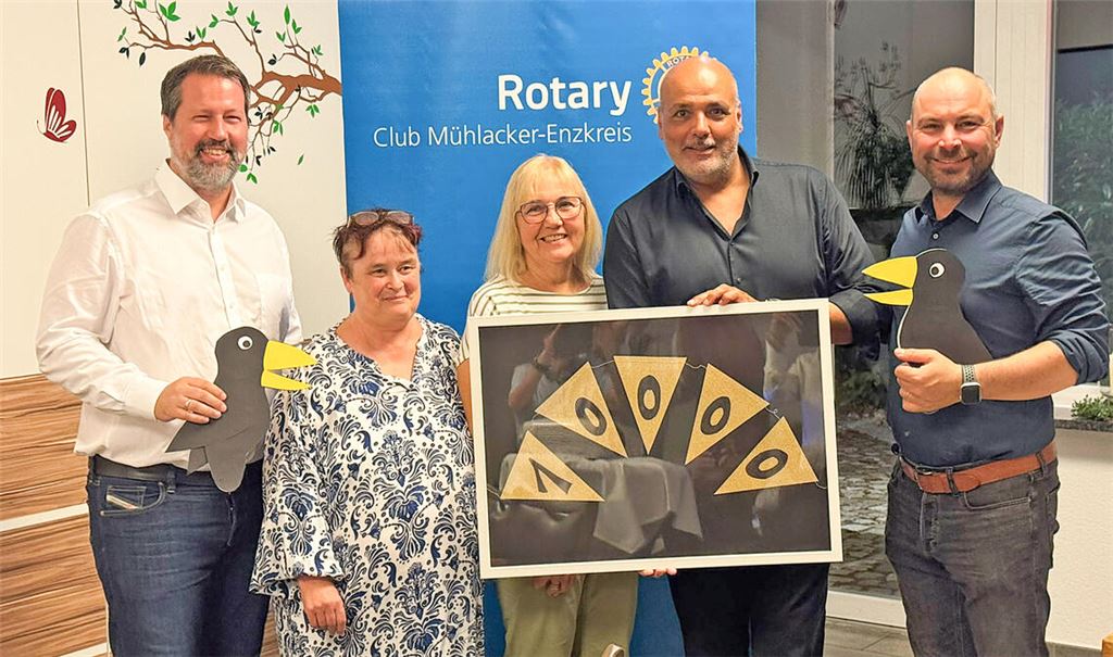 Bei der Spendenübergabe (v.li.): Marc Seidel vom Rotary Club Mühlacker-Enzkreis, Karin Lutz und Carmen Olt vom „Rabennest“-Vorstand, Sänger Jay Alexander und Jochen Sämann, Präsident des Rotary Clubs Mühlacker-Enzkreis. Foto: privat