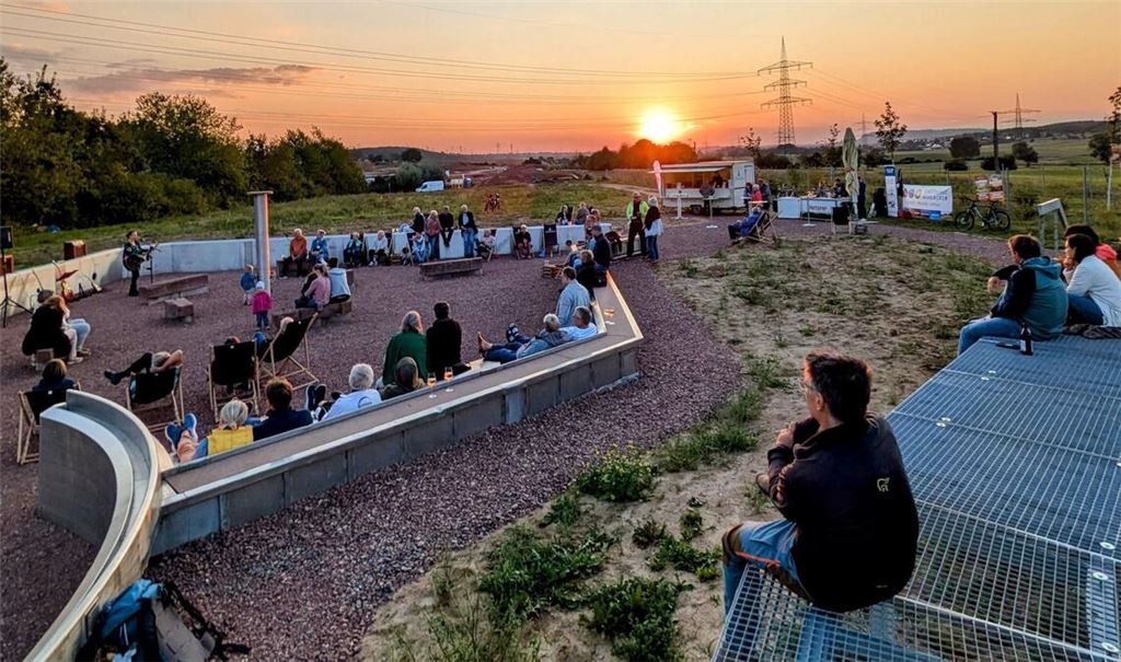 Bei der „Sundowner“-Veranstaltung genießen die Gäste den Sonnenuntergang über dem „Ziegelgarten“. Doch außerhalb solcher Aktionen liegt das Kunstwerk oft verwaist. Foto: privat