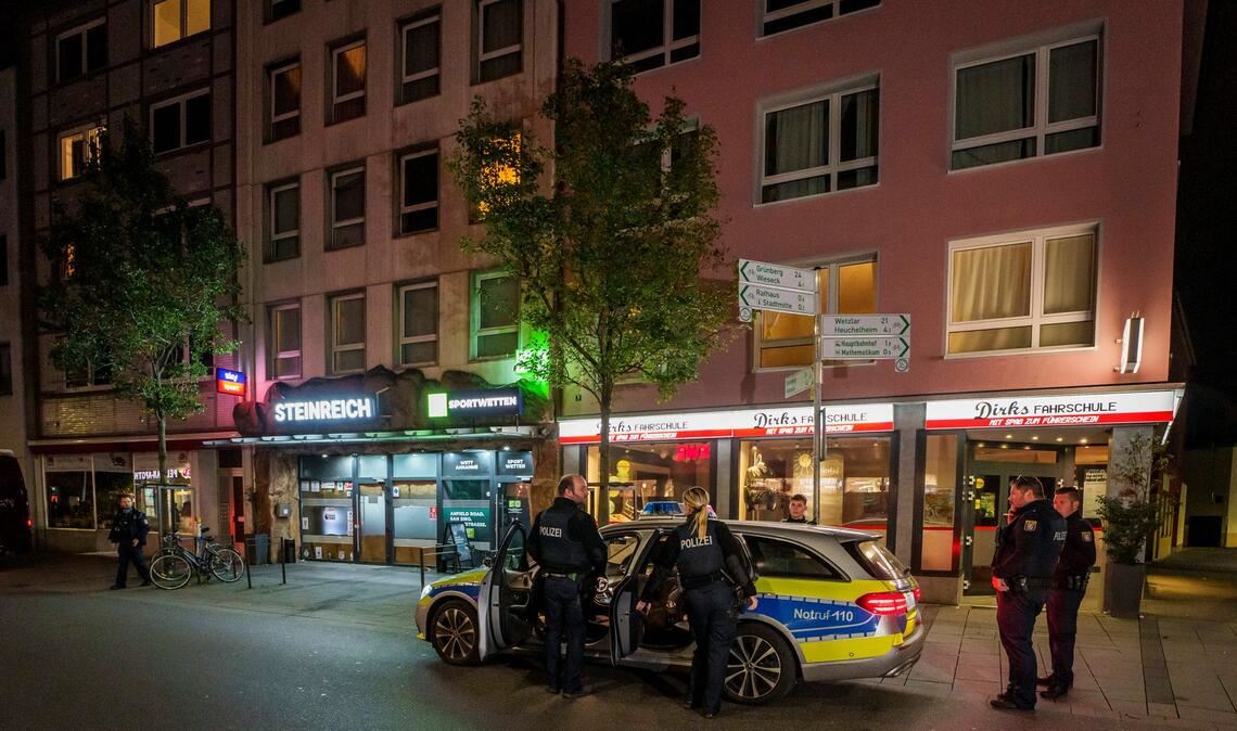 Bei der Tat in einem Wettbüro in der Gießener Innenstadt waren drei Menschen durch Schüsse verletzt worden. (Archivbild)