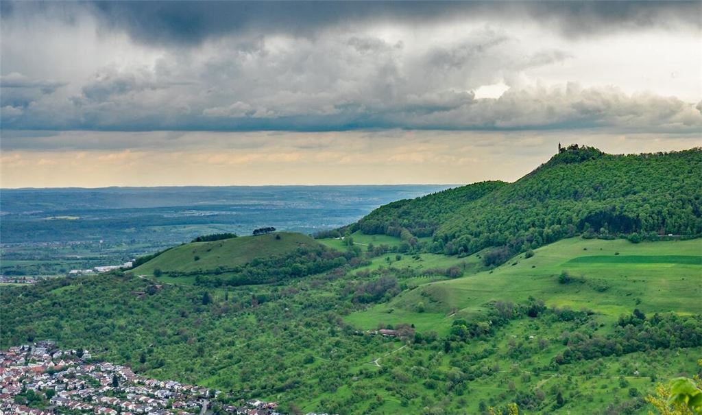 Bei der Tour „Hochgelegen“ hat man vom Brucker Fels auch eine schöne Aussicht auf die Burg Teck und das Städtchen Owen.
