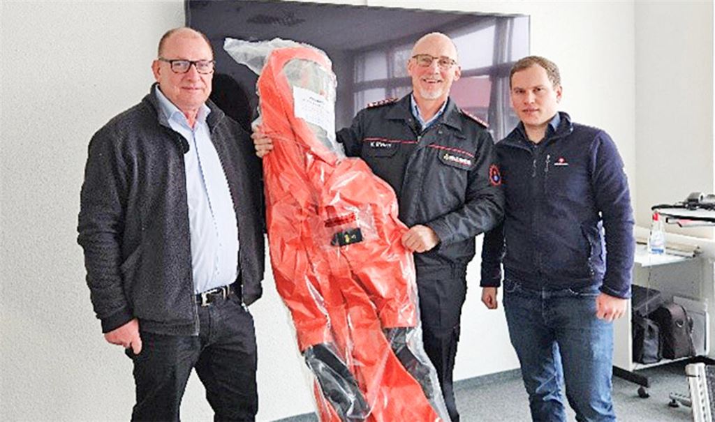 Bei der Übergabe der Schutzanzüge (v.li.): SIT-Geschäftsführer Wolfgang Stuckert, Kommandant Klaus Riekert und der Sicherheitsbeauftragte Mannsdörfer. Foto: privat