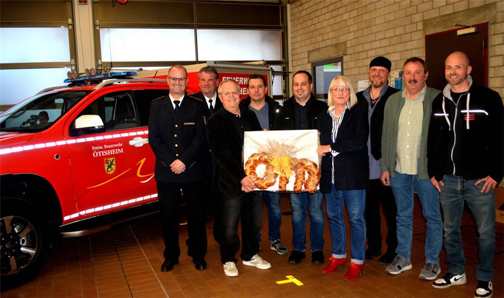 Bei der Übergabe des Gerätewagens: Kreisbrandmeister Carsten Sorg (v.li.), Kommandant Jochen Hörnle, Bürgermeister Werner Henle, Dimitri Günther (Einsatzfahrzeuge Günther), Gerrit Klein (Autozentrum Dobler), Petra Klein, Markus Röhrich, Bernd Häußermann (beide Schlosserei Wilhelm) und Denis Bugert (Engel Rent und Service GmbH). Foto: Stahlfeld