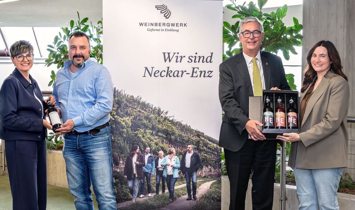 Bei der Übergabe des Weins (v.li.): Stefanie Bartzsch (Landratsamt Ludwigsburg), Michael Böhm, Vorstandsmitglied des Weinbergwerks, Landrat Dietmar Allgaier und Lisa Ernst, Geschäftsführerin des Weinbergwerks. Foto: Landratsamt Ludwigsburg
