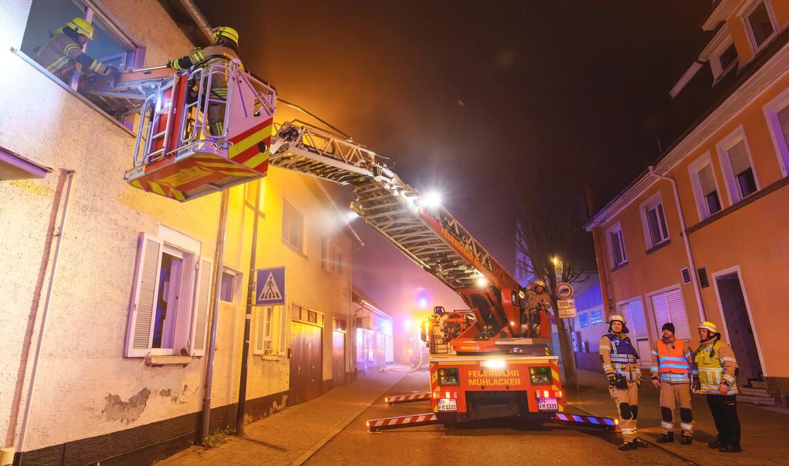 Bei der Übung wird unter anderem eine verletzte Person auf einer Schleifkorbtrage aus dem ersten Stock auf die Drehleiter gehievt und in Sicherheit gebracht. Fotos: Schüller