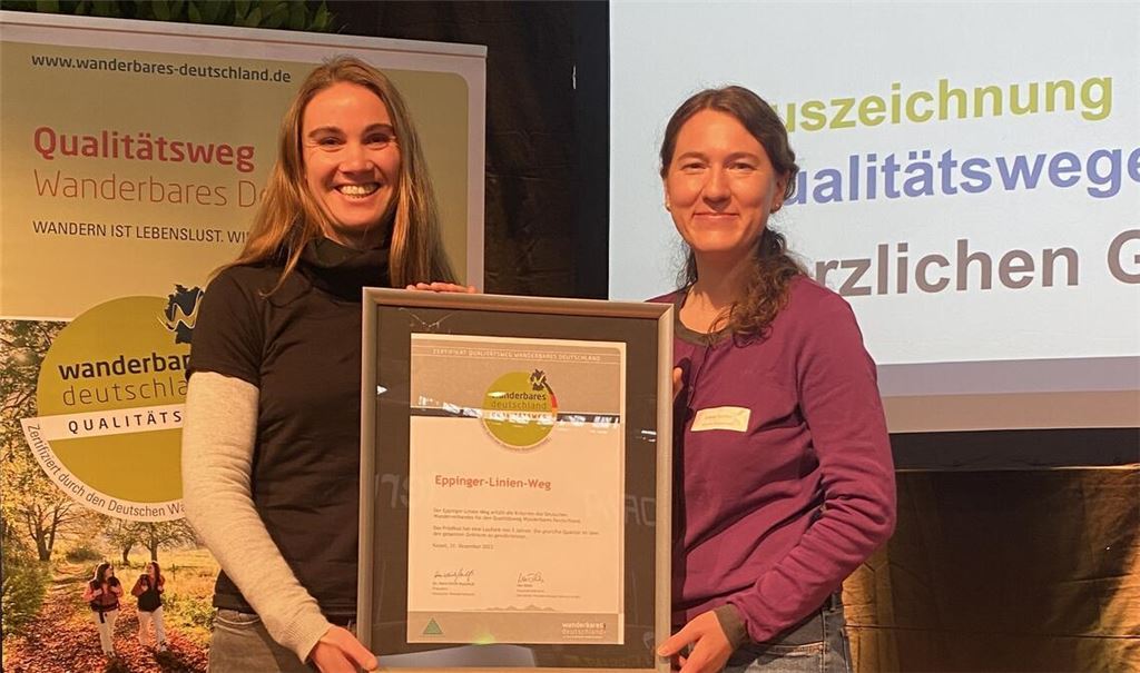 Bei der Urkundenübergabe auf der Touristikmesse CMT: Amelie Baur (li.) vom Naturpark Stromberg-Heuchelberg) und Liane Jordan vom Deutschen Wanderverband. Foto: Naturpark Stromberg-Heuchelberg / Lena Fuchs