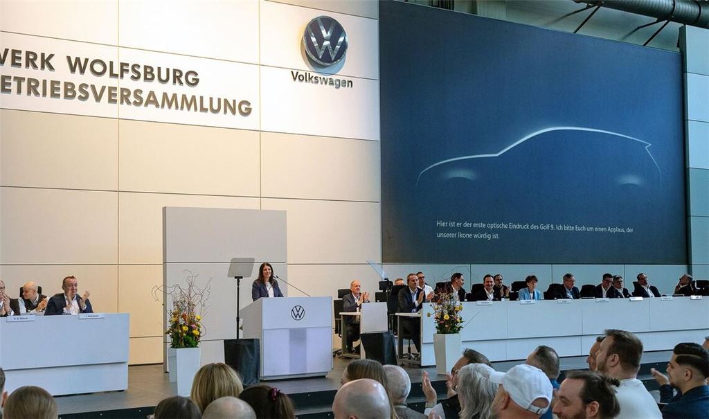Bei der VW-Betriebsversammlung sind die Umrisse des kommenden Golf 9 erstmals auf der Leinwand zu sehen.