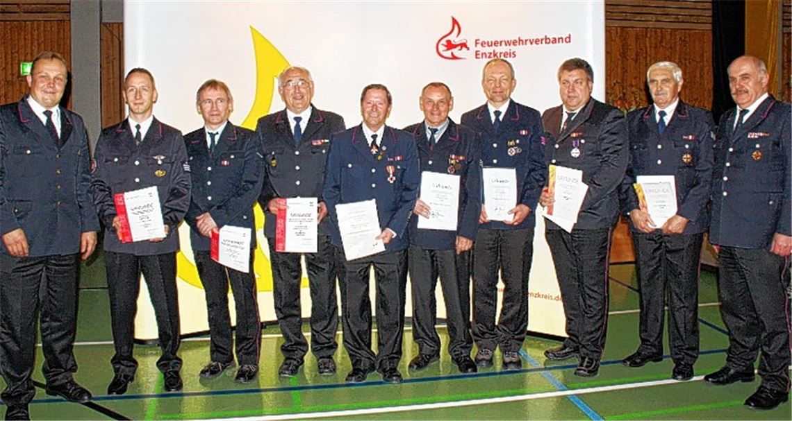 Bei der Verbandsversammlung des Feuerwehrverbands Enzkreis gibt es eine ganze Reihe von Ehrungen. Kreisbrandmeister Christian Spielvogel (li.) und Verbandsvorsitzender Martin Rühle (re.) zeichnen (v. li.) Marc Unger, Helmut Wacker, Wilfried Müller, Richard Hofmann, Gerhard Daub, Rolf Wanschura, Ralf Gloß und Arthur Beffert aus.