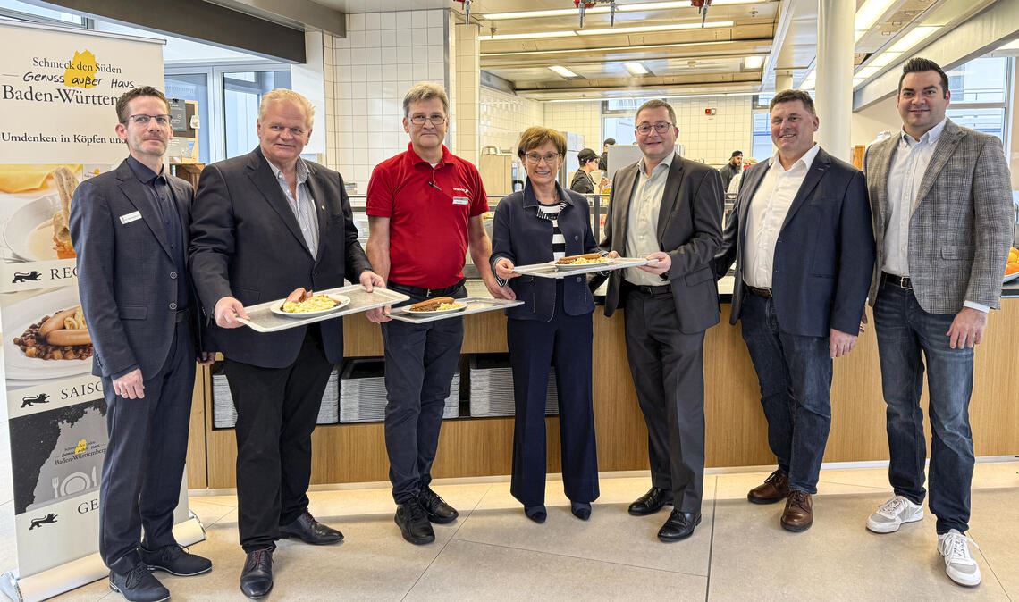 Bei der Verleihung des Gütesiegels (v. li.): Marcus Weingärtner, stellvertretender Abteilungsleiter des kaufmännischen Gebäudemanagements der Sparkasse, Frank Daudert, Vorsitzender der DEHOGA-Kreisstelle, Betriebsleiter Marc Stibbe, Staatssekretärin Sabine Kurtz, Sparkassen-Vorstandsmitglied Dr. Georg Stickel, Axel Lutz, Regionalleiter der Aramark GmbH, und Thorsten Dieckmann, Distriktmanager bei Aramark. Foto: Sparkasse/Pfeiffer