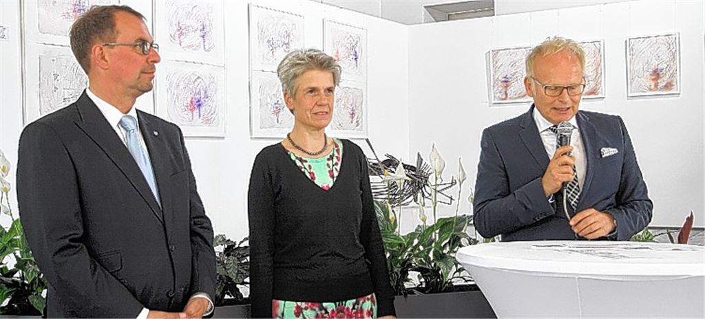 Bei der Vernissage: Mühlackers Oberbürgermeister Frank Schneider (v.li.), Künstlerin Sibylle Burrer und Landrat Karl Röckinger.