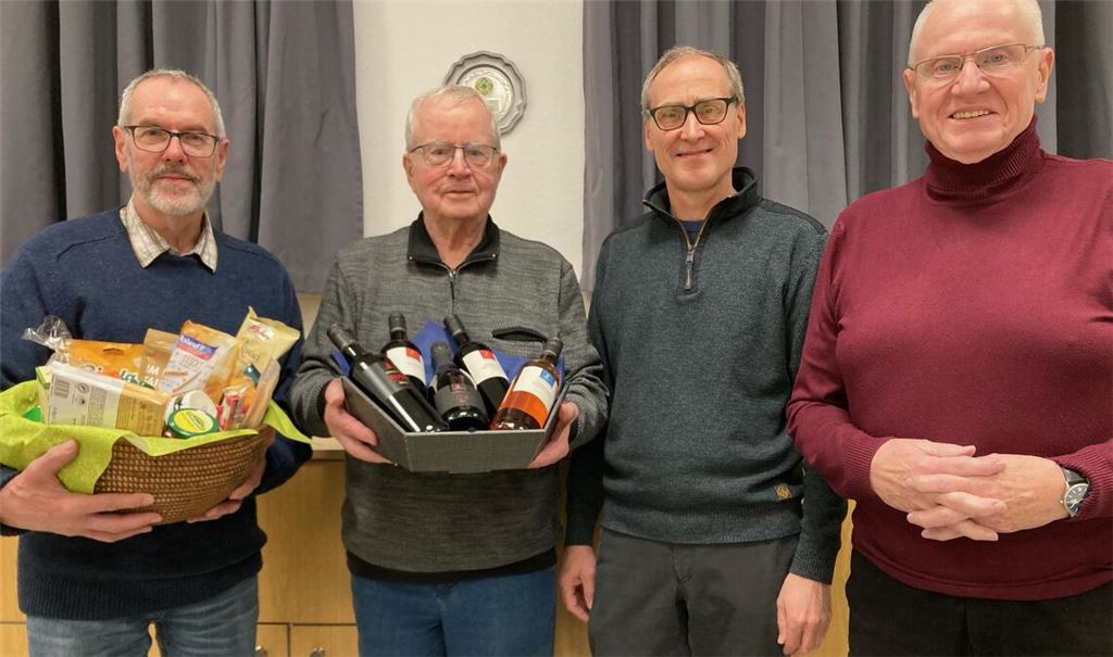 Bei der Versammlung: Dirigent Ernst Eberlein (v.li.), Werner Beuchle, Vorsitzender Bernd Ayasse und Peter Müller. Foto: privat