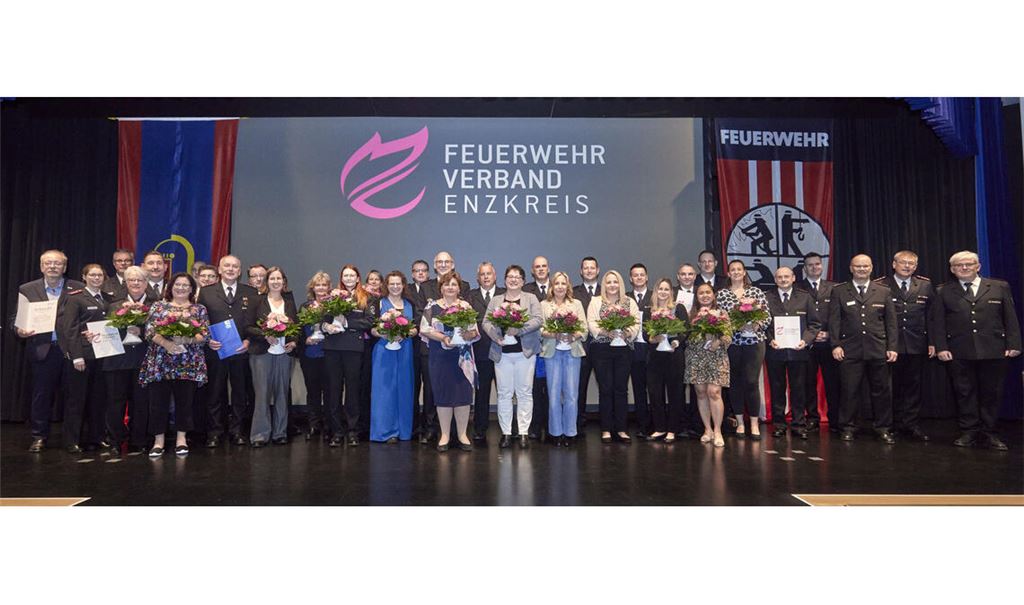 Bei der Versammlung des Feuerwehrverbands Enzkreis werden verdiente Feuerwehrleute mitsamt ihren Ehepartnern geehrt. Foto: Tilo Keller