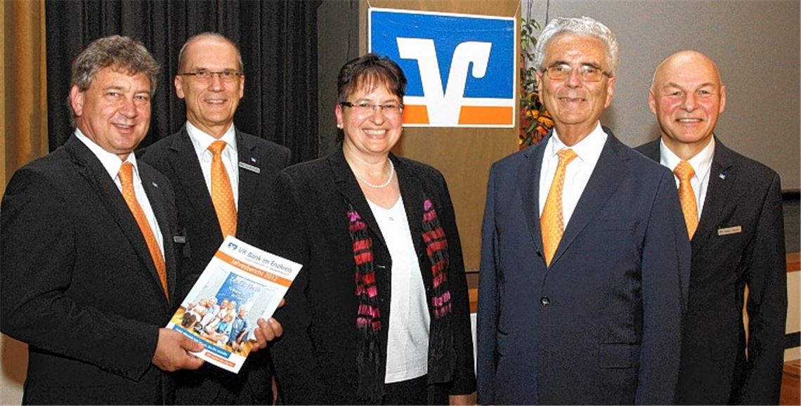 Bei der Vertreterversammlung der VR Bank im Enzkreis in Niefern: Vorstand Armin Kühn und Vorstandsvorsitzender Klemens Schork, die neue Aufsichtsrätin Martina Lechler und ihr Vorgänger Marulf Iken sowie Aufsichtsratsvorsitzender Reinhold Linzmeier (v. li.). 