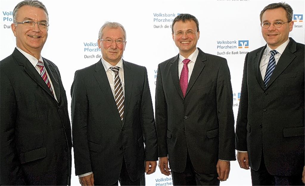 Bei der Volksbank Pforzheim blickt man einmal mehr auf eine erfolgreiche Entwicklung im zurückliegenden Geschäftsjahr zurück. Die Vorstände Jürgen Zachmann, Fritz Schäfer, Frank Bischoff und René Baum (v. li.) kündigen ihren Mitgliedern erneut eine 5,1-prozentige Dividende an. Foto: Kollros