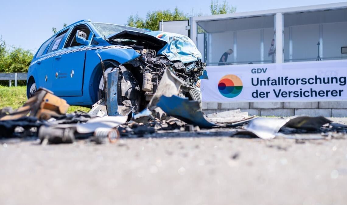 Bei der Vorstellung der Studie hat Brockmann bei einem Crashtest mit Tempo 100 zwei Autos aufeinanderprallen lassen. Das Ergebnis ist erschreckend. Ähnlich erschreckend findet Brockmann sein Studienergebnis.