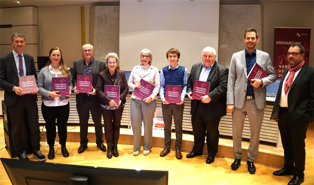 Bei der Vorstellung des neuen Buchs, das Band 20 in der Schriftenreihe des Kreisarchivs markiert: Frank Stephan (v.li.), Dezernent für Finanzen und Service am LRA, Nicole Sickinger, Grafikerin, Konstantin Huber, Kreisarchivar, Uta Volz, Historikerin und Autorin Pforzheim, Ute Ströbele, Historikerin und Autorin Universität Tübingen, Jakob Schneider, Humboldt-Universität Berlin, Hans Neuweiler, Vorstandsvorsitzender der Sparkasse Pforzheim Calw, Bastian Rosenau, Landrat, Jürgen Weis, Leiter des Thorbecke-Verlags. Foto: Bastian