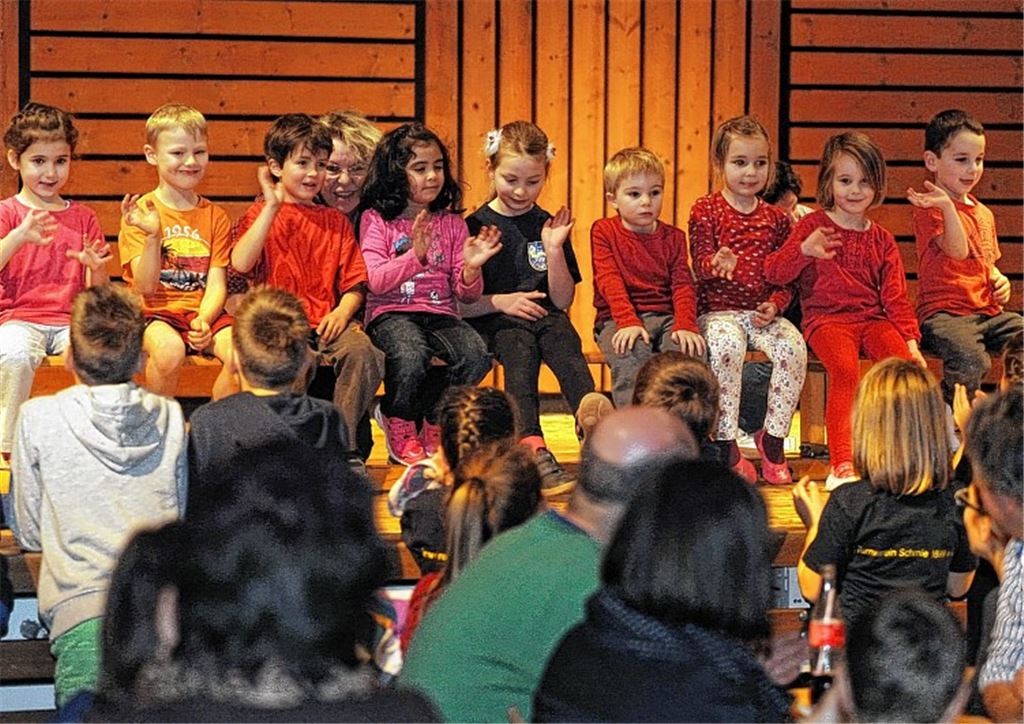 Bei der Weihnachtsfeier freuen sich die Besucher über ein abwechslungsreiches Programm. Die Vereinsverantwortlichen sind stolz auf die neuen Übungsleiter Julia Sawwidis, Isabel Klotz, Leah Ginger sowie Leo Klotz und ehren zahlreiche Mitglieder mit Auszeichnungen. 