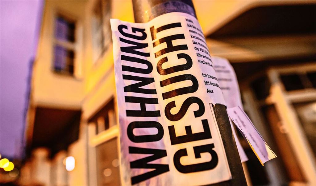 Bei der Wohnungssuche greifen Menschen in Ballungsräumen teils zu verzweifelten Methoden.