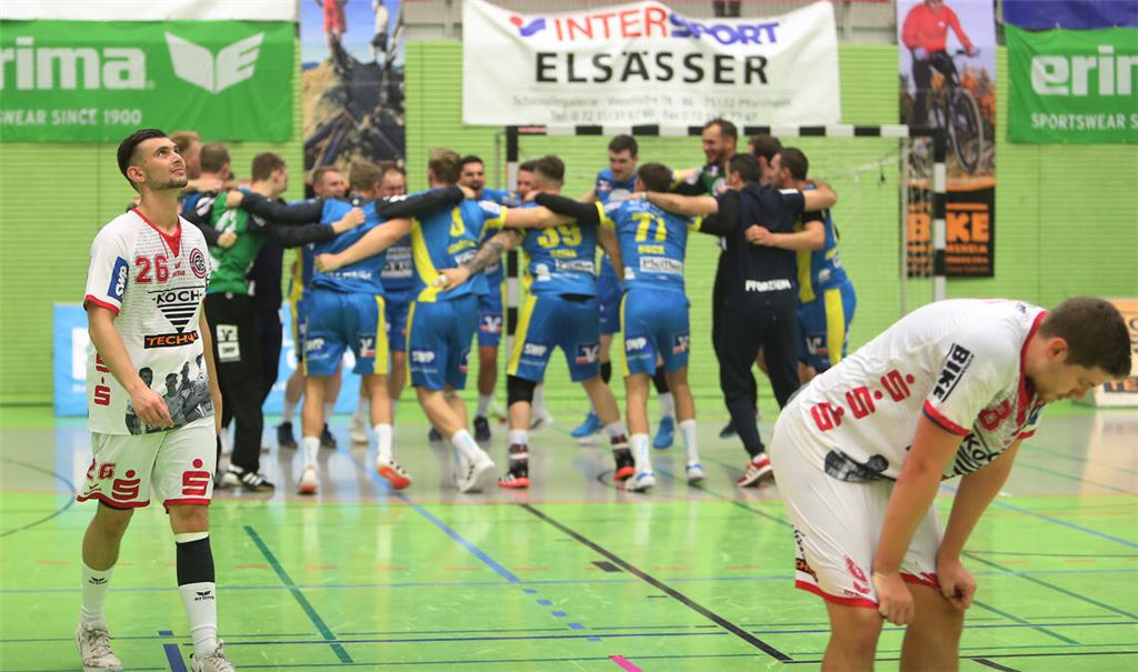 Bei der bislang letzten Auflage des Derbys zwischen der SG und der TGS vor zwei Jahren müssen Lukas Salzseeler und Adam Soos (re.) den Jubel der Eutinger ertragen.