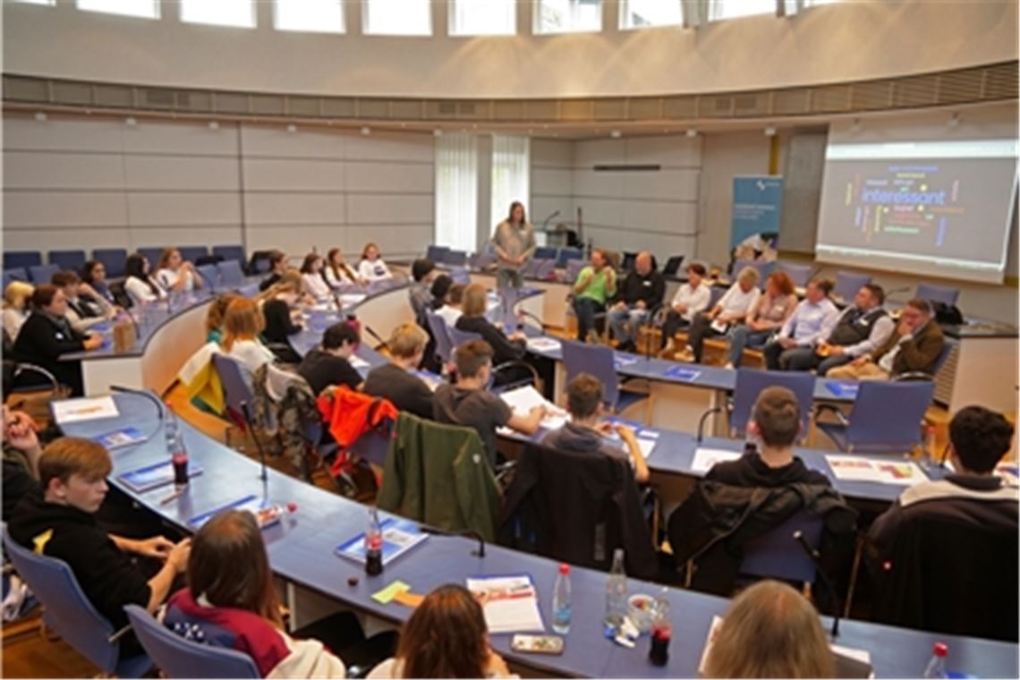 Bei der dritten Jugendkonferenz im Landratsamt Enzkreis diskutieren Kreisräte mit Schülern aus Wiernsheim und Heimsheim über aktuelle Herausforderungen. Foto: Friedrich