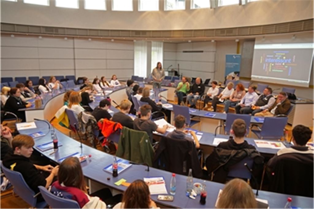 Bei der dritten Jugendkonferenz im Landratsamt Enzkreis diskutieren Kreisräte mit Schülern aus Wiernsheim und Heimsheim über aktuelle Herausforderungen. Foto: Friedrich