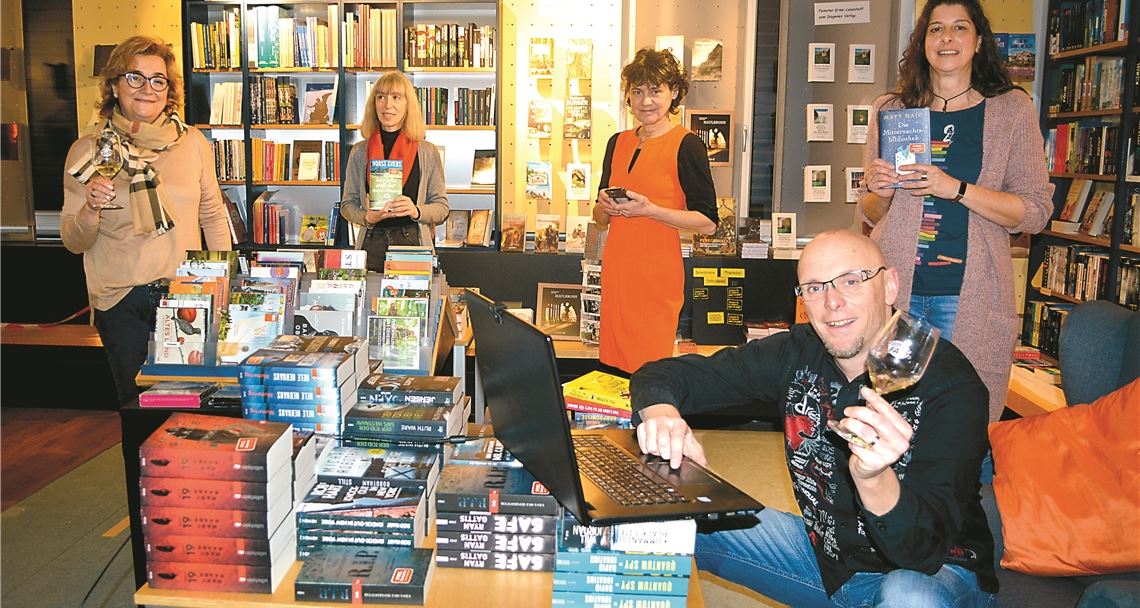 Bei der fünften Auflage von „Wein und Buch“ durften sich Claudia Link (v.li.), Janka Bohm, Angelika Wetzel, Achim Dürr und Carolin Britsch über mehr Teilnehmer denn je freuen.Foto: Stahlfeld