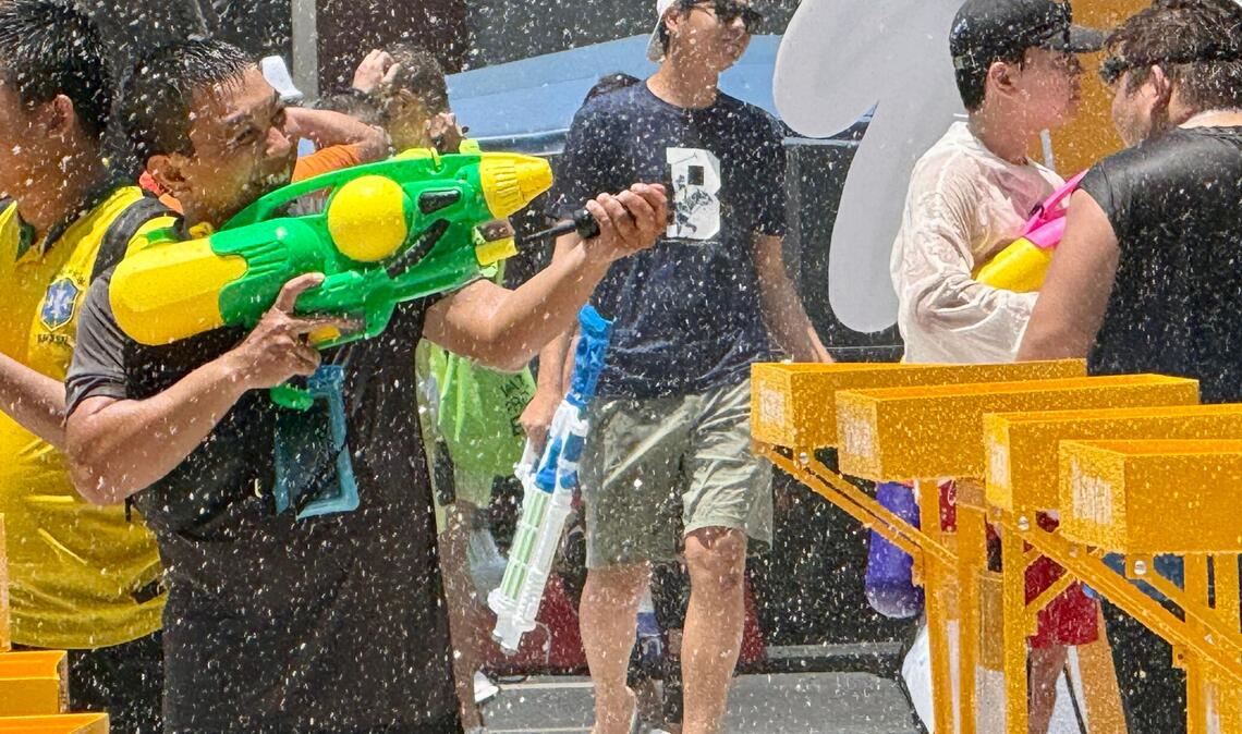 Bei der großen Hitze bieten die Wasserschlachten eine willkommene Abkühlung.