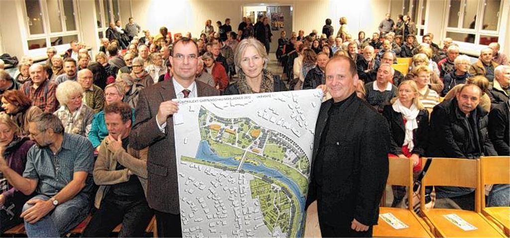 Bei der gut besuchten Informationsveranstaltung zur Gartenschau (v. li.): Oberbürgermeister Frank Schneider, Planerin Elke Ukas und Bürgermeister Winfried Abicht. 