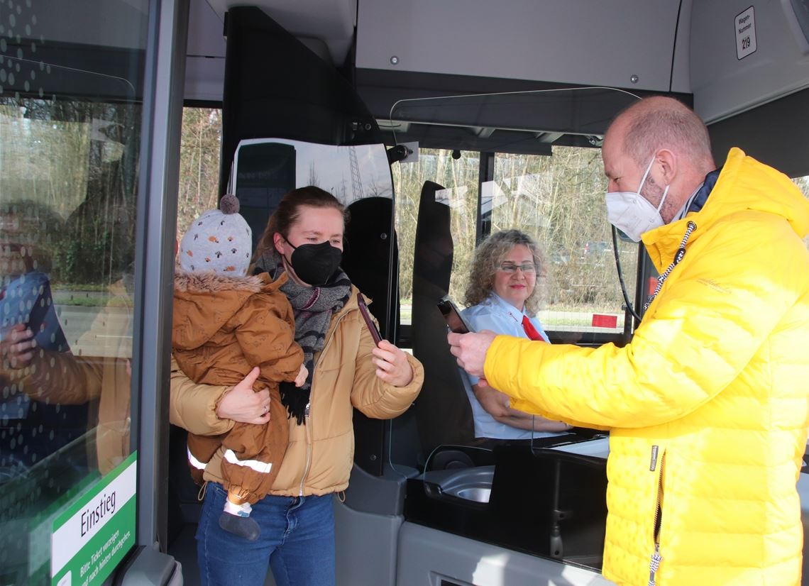 Bei der jungen Mutter aus Kleinglattbach ist alles klar. Axel Koffmane von OVR checkt ihren Status. Foto: Arning