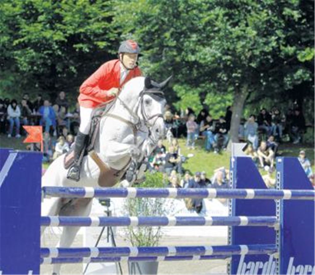 Bei der letzten Prüfung bleiben acht Teilnehmer fehlerfrei. Im anschließenden, spannenden Stechen fliegen Christian Ahlmann und Calvados in nur 38,04 Sekunden durch den Parcours.
Foto: Keller
