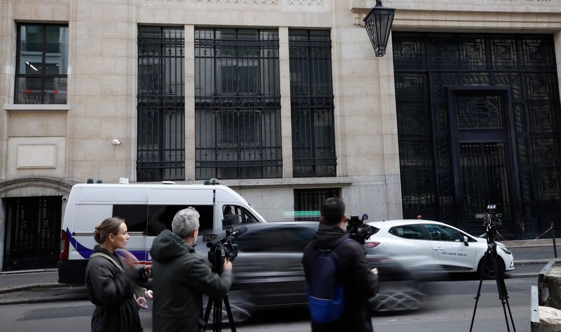 Bei einem Anschlagsversuch auf eine US-Bank in Paris wurden drei Verdächtige festgenommen.