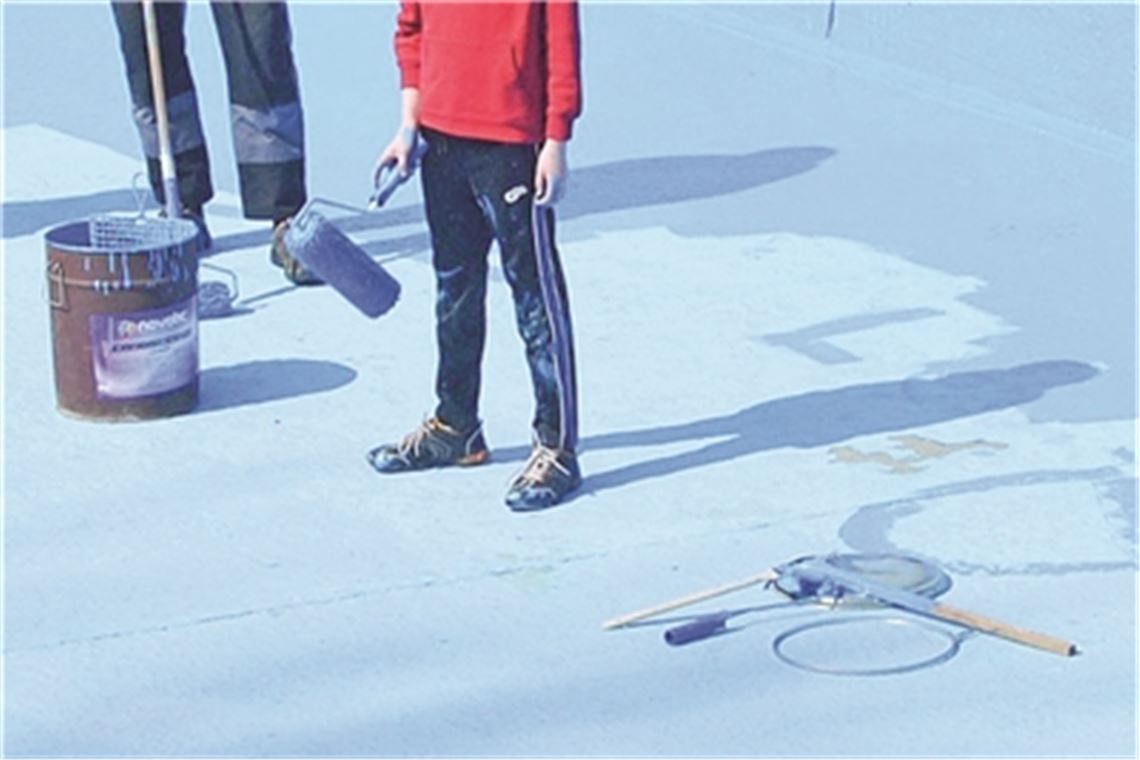 Relikt der Vergangenheit belastet Stadtkasse Bei einem Arbeitseinsatz haben 2013 freiwillige Helfer frische Farbe aufgebracht. Nun hat sich herausgestellt, dass wesentlich früher in den Freibadbecken Materialien Verwendung gefunden haben, die inzwischen als hochgiftig gelten. Foto: Archiv