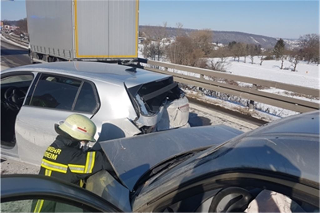 Bei einem Auffahrunfall auf der A8 werden zwei Menschen verletzt, es bildet sich in der Folge ein langer Stau. Foto: Einsatz24