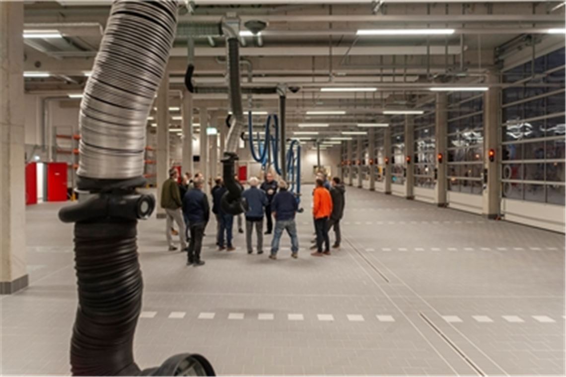 Jedes Detail muss passen Bei einem Besichtigungstermin macht sich der Gemeinderat – hier in der imposanten Fahrzeughalle – ein Bild vom Stand der Dinge in der neuen Feuerwache am Senderhang. Fotos: Fotomoment