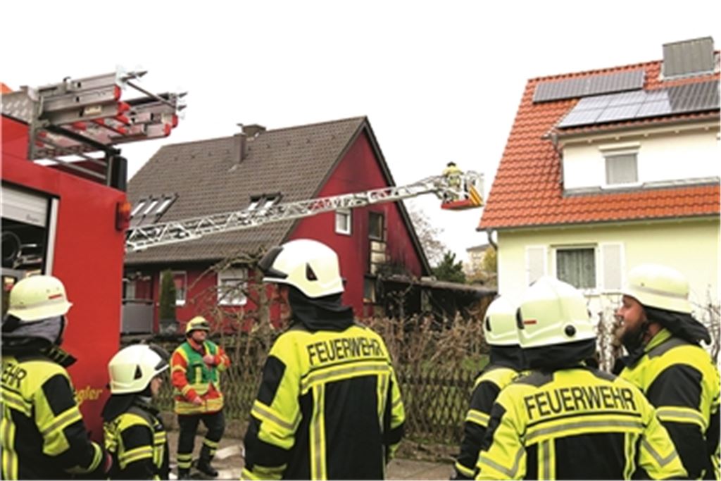 Bei einem Brand an der Talstraße haben Feuerwehrleute aus Ölbronn und Dürrn noch an einem Strang gezogen. Inzwischen ist das Verhältnis angespannt. Archivfoto: Becker