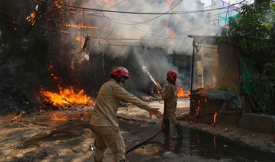 Bei einem Brand eines Gebäudes sind in Neu-Delhi zahlreiche Menschen gestorben.