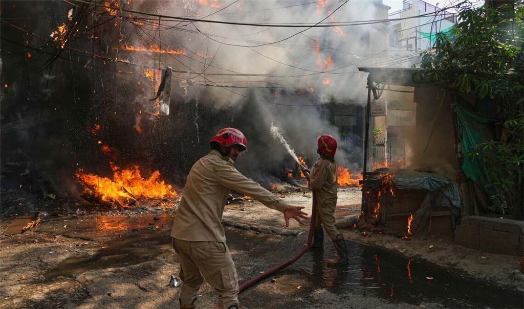 Bei einem Brand eines Gebäudes sind in Neu-Delhi zahlreiche Menschen gestorben.