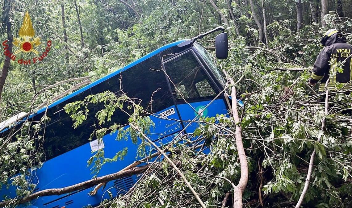 Bei einem Busunfall in Italien sind mindestens drei Menschen verletzt worden.