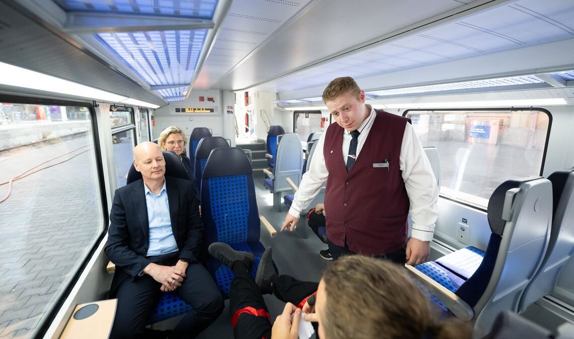 Bei einem Deeskalationstraining lernen Mitarbeiterinnen und Mitarbeiter den richtigen Umgang mit gefährlichen Situationen. Harmen van Zijderveld (links) besuchte das Training.