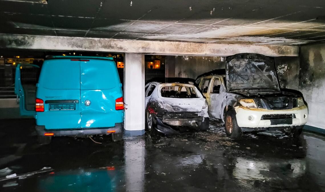 Bei einem Feuer in einem Parkhaus an der Badstraße in Pforzheim werden auf Parkdeck 6 drei Fahrzeuge zerstört. Fotos: Einsatz-Report 24
