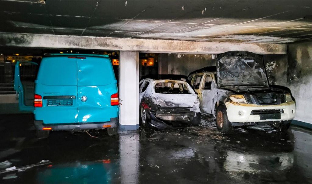 Bei einem Feuer in einem Parkhaus an der Badstraße in Pforzheim werden auf Parkdeck 6 drei Fahrzeuge zerstört. Fotos: Einsatz-Report 24