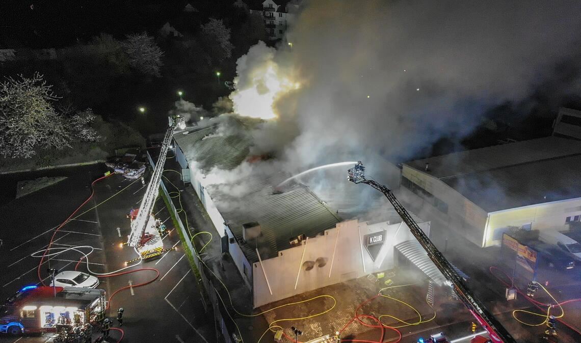 Bei einem Feuer in einer Großraum-Disco unweit der französischen Grenze konnten sich Hunderte rechtzeitig in Sicherheit bringen.