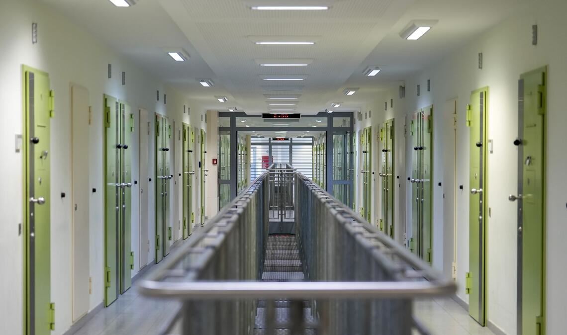 Bei einem Feuer in einer Zelle im Berliner Gefängnis Plötzensee ist ein Häftling gestorben (Symbolfoto).