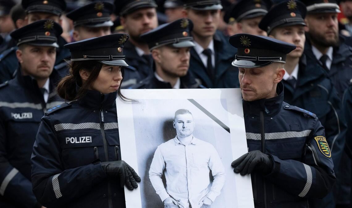Bei einem Gedenkgottesdienst hatten Polizisten und Polizistinnen ihres getöteten Kollegen gedacht. (Archivbild)