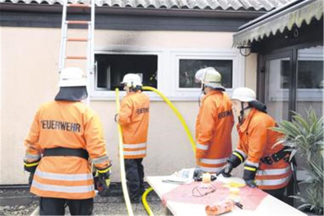 Bei einem Küchenbrand in einem Maulbronner Einfamilienhaus in der Straße Sommerseite ist gestern ein Sachschaden von mindestens 40000 Euro entstanden. Eine 16-jährige Hausbewohnerin ist vom Rettungsdienst ins Mühlacker Krankenhaus gebracht worden. Brandursache war eine eingeschaltete Herdplatte. Einen technischen Defekt schließt die Polizei aus.
Foto: Franz 