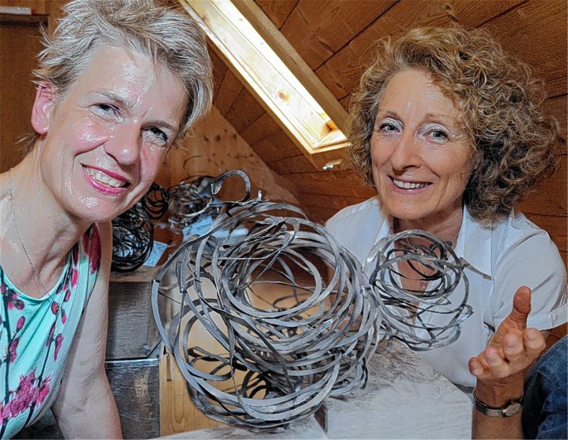 Bei einem Künstlergespräch stellte Ingrid Brütsch (re.) die Künstlerin Sibylle Burrer mit deren Arbeiten vor. 