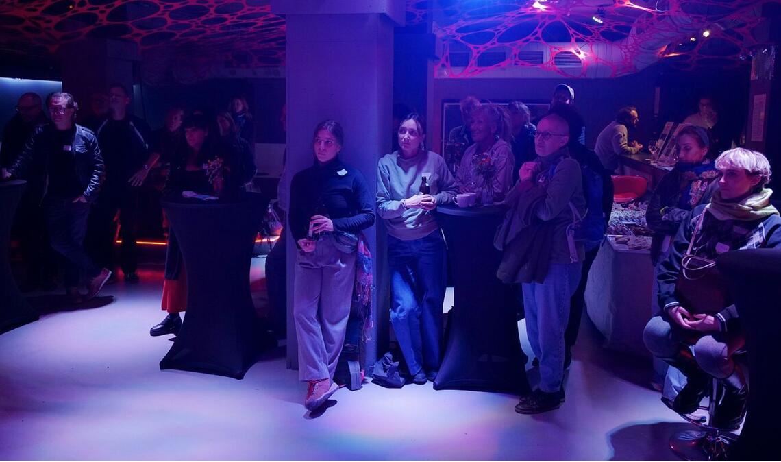 Bei einem Netzwerktreffen erkundeten die Mitglieder der freien Tanz- und Theaterszene auch die Möglichkeiten der Kulturinsel und ihres Clubs Zollamt.