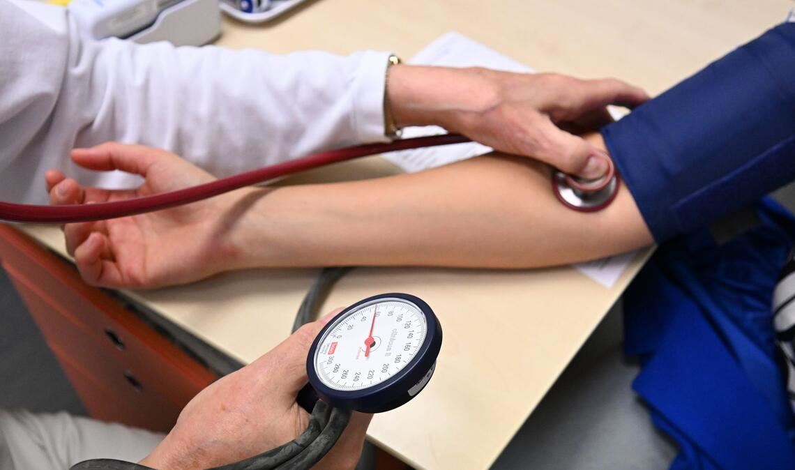 Bei einem Patienten wird der Blutdruck gemessen.