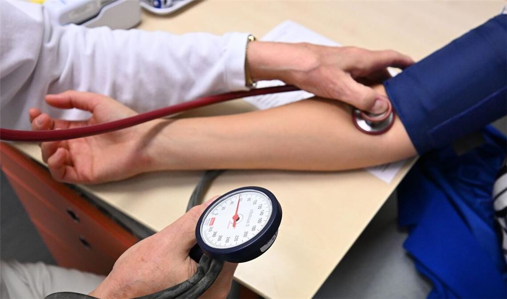 Bei einem Patienten wird der Blutdruck gemessen.